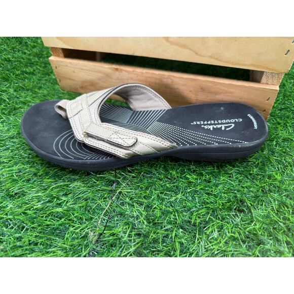 Cloudsteppers by Clarks- Gold/Black Sandals- Size 9W - Picture 3 of 10